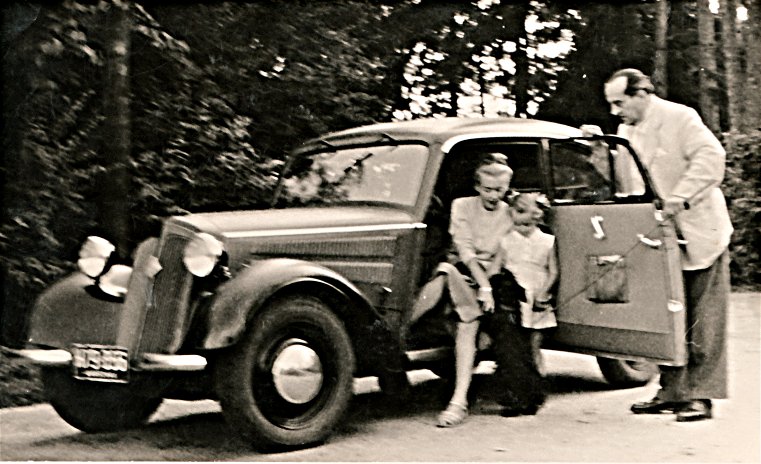 car-lottie2-1952.png - "Pit-stop" .. on the way home from camp ..1952